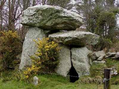 Knockeen portal-tomb from the side, photographed by www.megalithomania.com