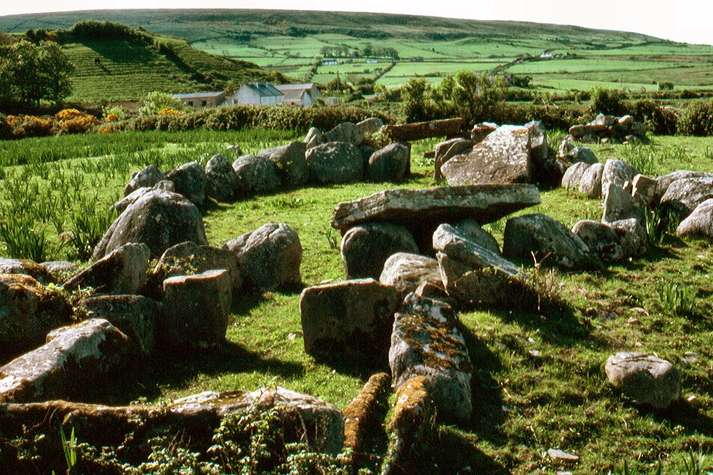 Click on the picture to see another centre-court tomb.